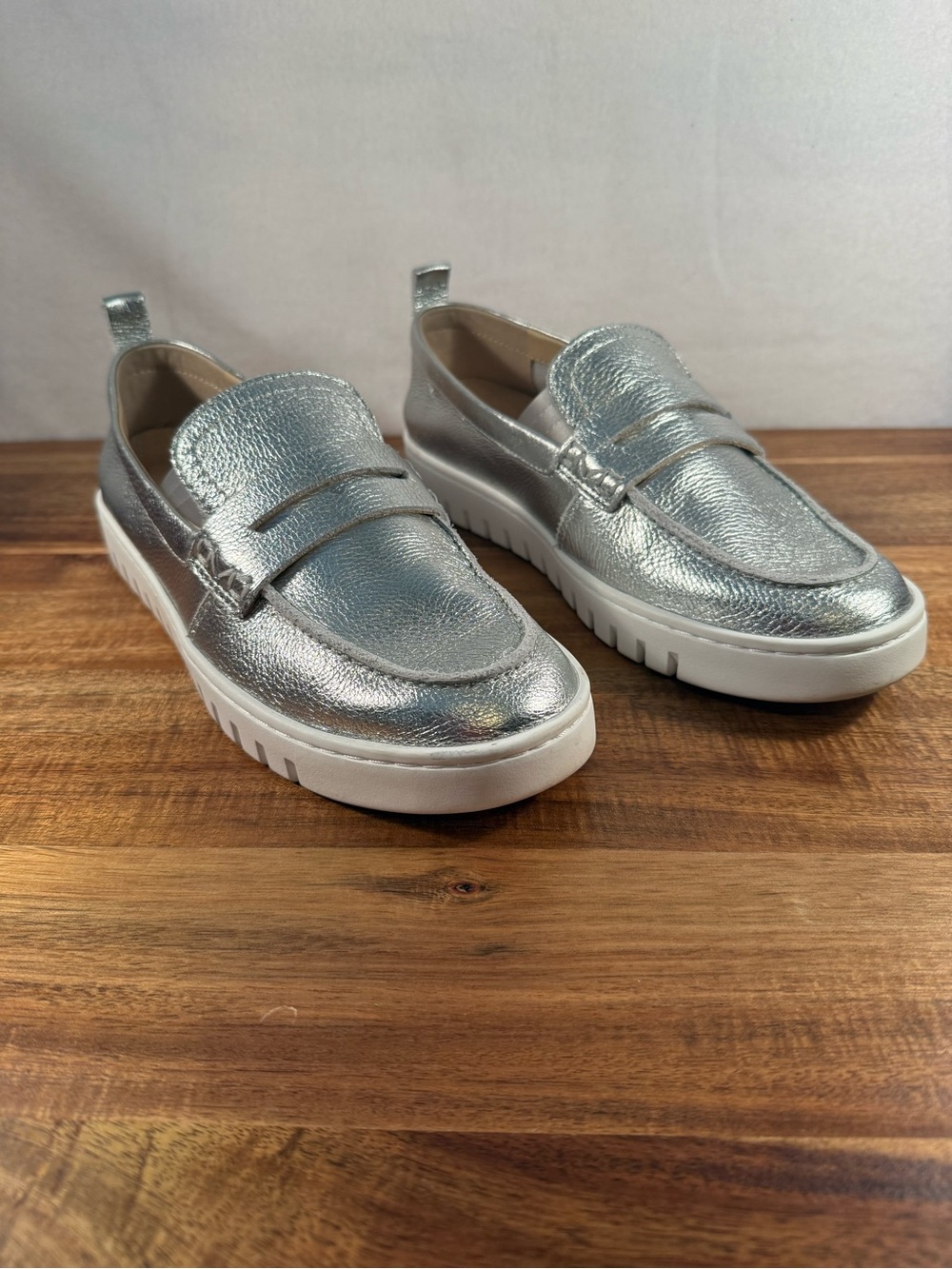 Vionic Uptown Slip-On Leather Loafer Silver Size 7